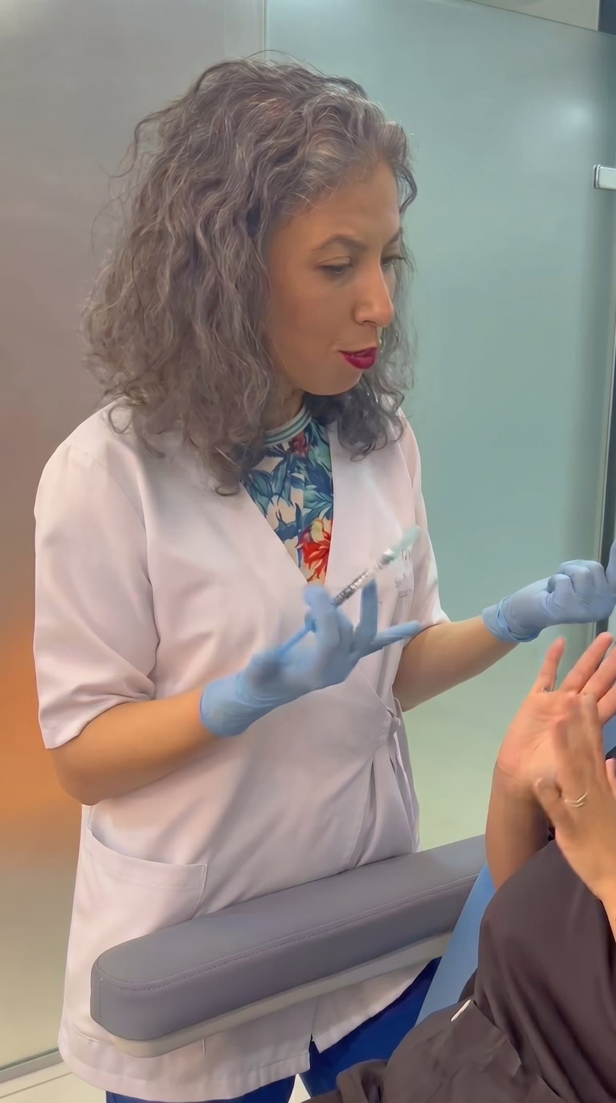 Portrait du Dr. Nahed Fathi Ahmed, chirurgienne plasticienne à Agadir